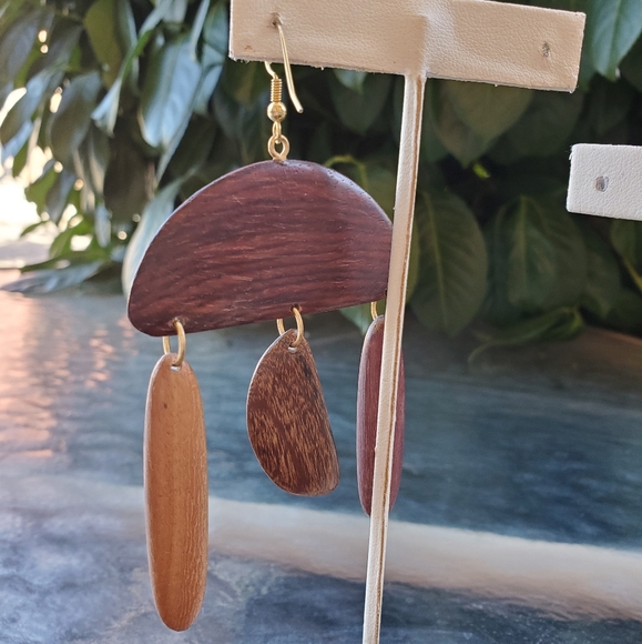 🍁HP🍁EUC HANDMADE WOODEN EARRINGS - Picture 5 of 6